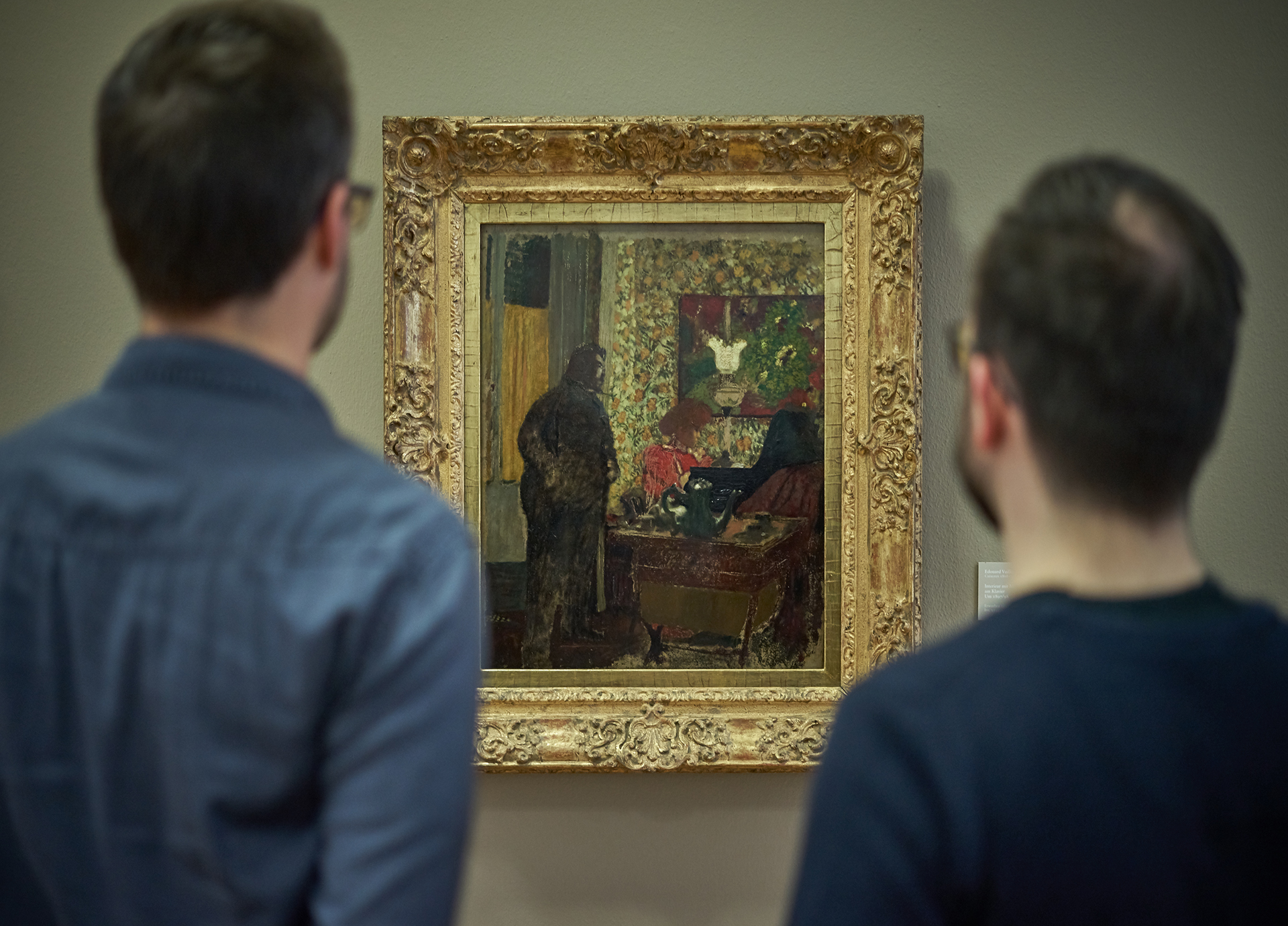 Zwei Männer, die sich ein Gemälde der Kunsthalle ansehen