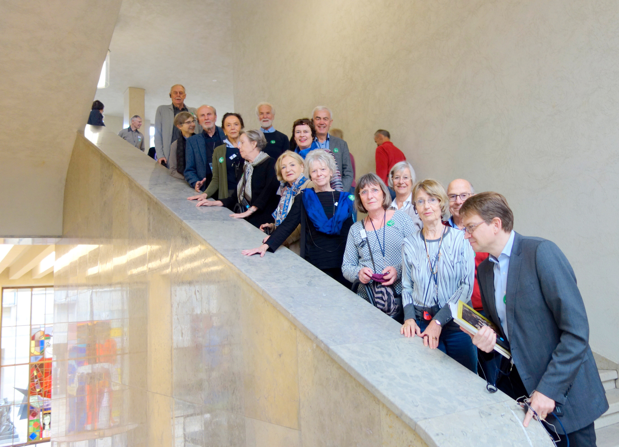 Die Freunde der Kunsthalle Karlsruhe auf der Treppe des Kunstmuseums Basel