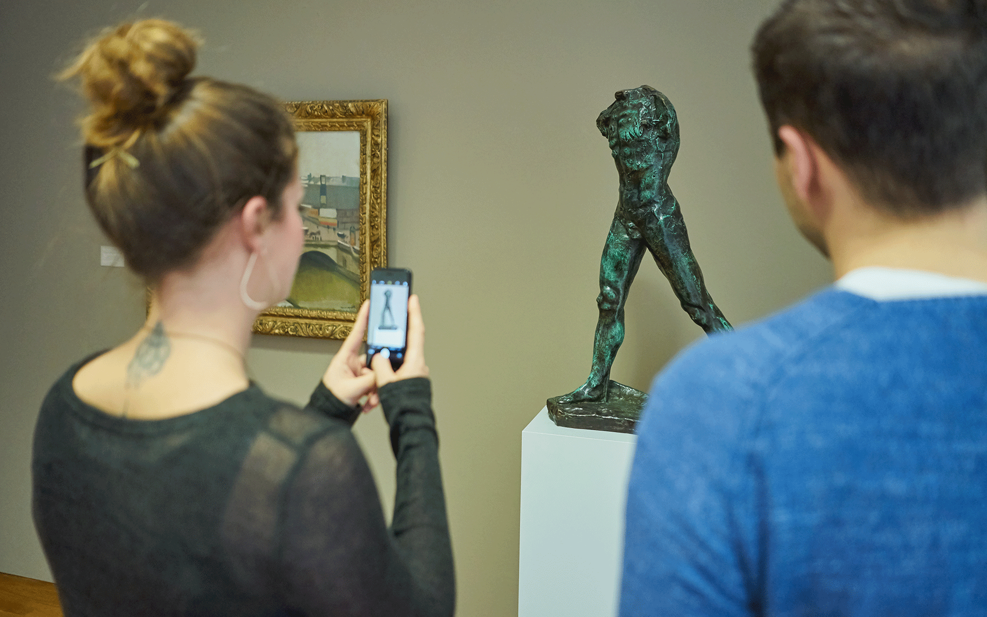 Zwei Besucherinnen, die ihr Smartphone beim Besuch der Kunsthalle nutzen