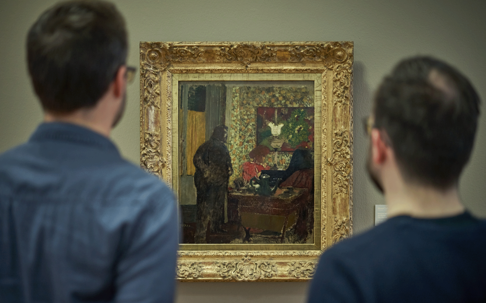 Zwei Männer, die auf ein Gemälde aus der Sammlung der Kunsthalle Karlsruhe blicken